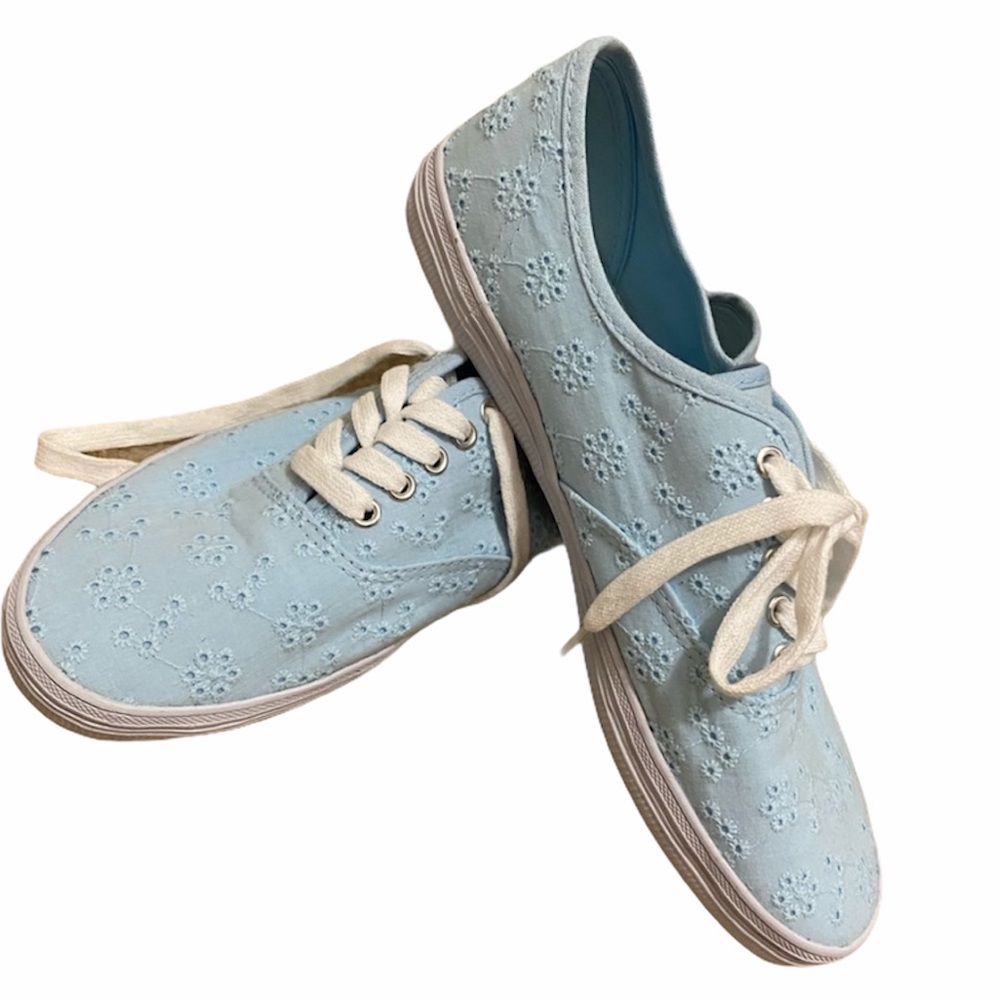 Eyelet Pattern Blue Sneakers